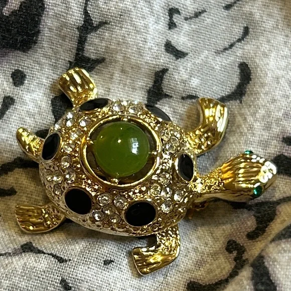 90’s Vintage Gold and Black Turtle Brooch with Crystal Glass jadeite Green Gem - Picture 2 of 6